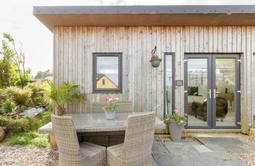 Ellon House | Cosy and modern 1 bedroom garden house - very dog friendly!