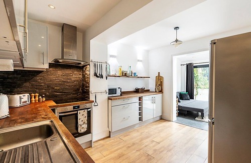 Shaftesbury Apartment | Cosy and Modern Battersea Home