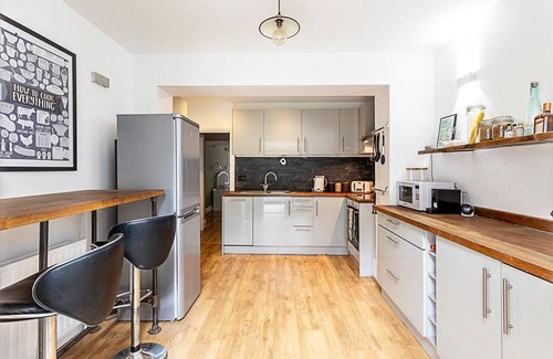 Shaftesbury Apartment | Cosy and Modern Battersea Home
