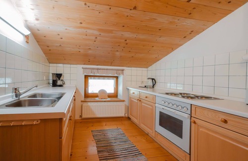Sankt Martin bei Lofer Villa | Cosy apartment in villa for 3 guests with TV and balcony