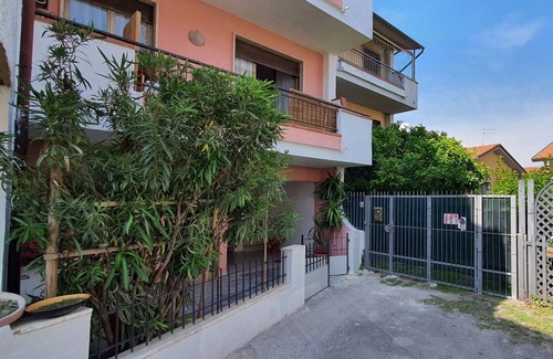 Torre del Lago Puccini Apartment | Cosy apartment for 5 guests with A/C, TV, balcony and pets allowed, close to Viareggio