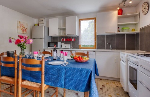 Jau-Dignac-et-Loirac House | Cosy apartment in villa for 5 people with WIFI, TV and parking