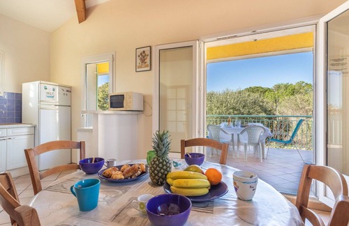 Six-Fours-les-Plages Apartment | Cosy apartment for 4 people with WIFI, TV, terrace and parking