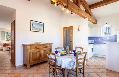Six-Fours-les-Plages Apartment | Cosy apartment for 4 people with WIFI, TV, terrace and parking