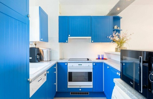 Plage de la Garonnette Apartment | Cosy apartment for 6 guests with WIFI, pool, terrace and parking