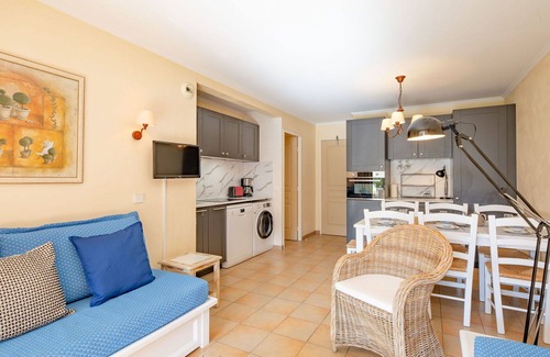 Les Issambres Apartment | Cosy apartment for 6 people with pool, A/C, WIFI, TV and terrace