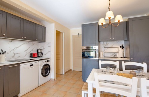 Les Issambres Apartment | Cosy apartment for 6 people with pool, A/C, WIFI, TV and terrace