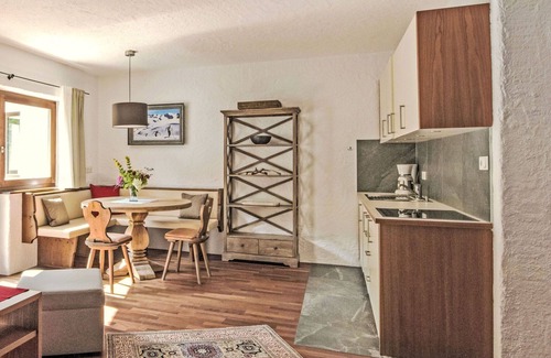 Innsbruck Apartment | Cosy apartment for 2 people with TV, balcony, pets allowed and parking