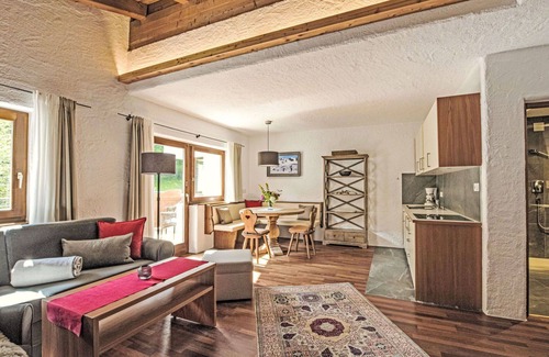 Innsbruck Apartment | Cosy apartment for 2 people with TV, balcony, pets allowed and parking