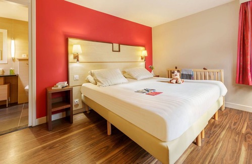 Chaumont-sur-Tharonne House | Cosy apartment in villa for 4 people with WIFI, pool, hot tub, TV, terrace and parking