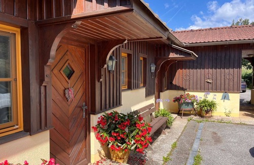 Treffen Villa | Cosy apartment in villa for 4 guests with WIFI, TV, terrace and pets allowed