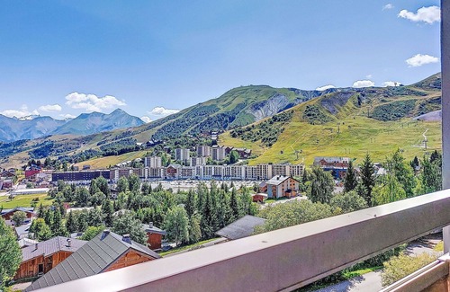 La Toussuire Apartment | Cosy apartment for 4 guests with WIFI, TV and balcony