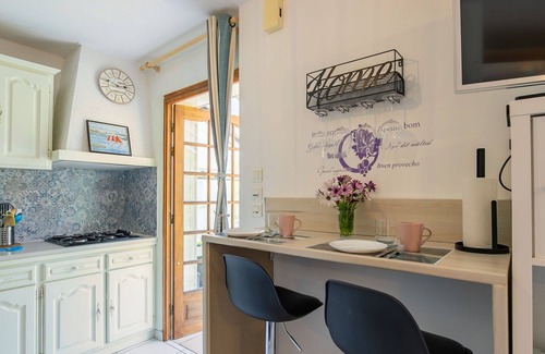 Kerlouan Apartment | Cosy apartment for 2 guests with WIFI, TV, patio, pets allowed and parking