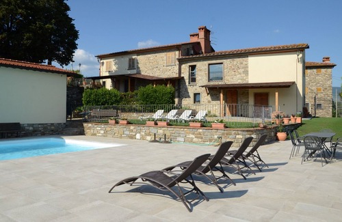 Capolona Apartment | Cosy apartment for 2 people with pool, WIFI, TV, pets allowed and panoramic view, close to Arezzo