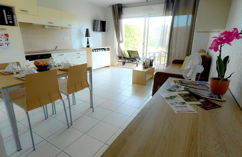Azille Apartment | Cosy apartment for 2 people with pool, WIFI, TV, terrace, pets allowed and parking