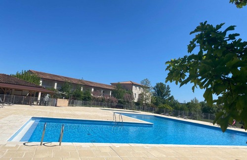 Azille Apartment | Cosy apartment for 2 people with pool, WIFI, TV, terrace, pets allowed and parking