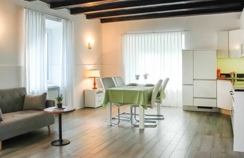Vira Apartment | Cosy apartment for 3 people with WIFI, pool, TV, patio and parking