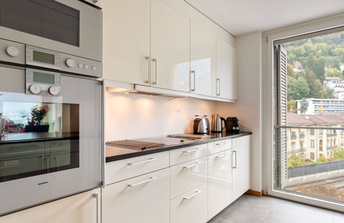 Montreux Apartment | Cosy apartment for 4 guests with A/C, pool, WIFI, hot tub, TV, balcony and panoramic view