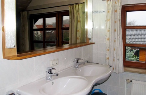 Juliusruh Apartment | Cosy apartment for 4 guests with WIFI, TV, balcony, pets allowed and parking