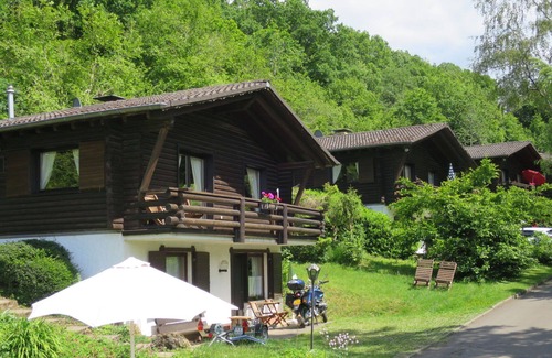 Schoenecken Apartment | Cosy apartment for 4 people with WIFI, TV, patio, pets allowed and parking