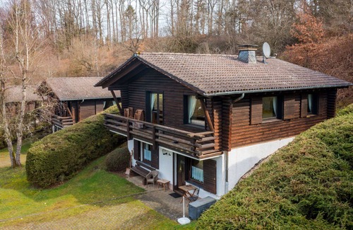 Schoenecken Apartment | Cosy apartment for 4 people with WIFI, TV, patio, pets allowed and parking