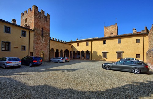Certaldo Alto Apartment | Cosy apartment for 4 people with A/C, WIFI, TV, panoramic view and parking, close to San Gimignano