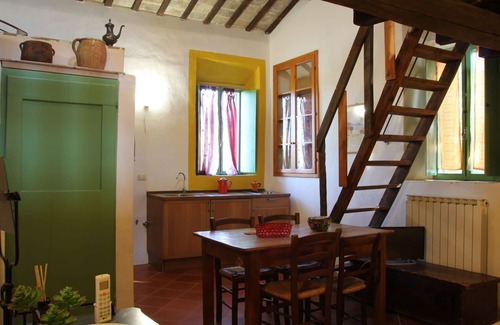 Granarola Apartment | Cosy apartment for 4 people with pool, A/C, WIFI, TV, patio, pets allowed and panoramic view