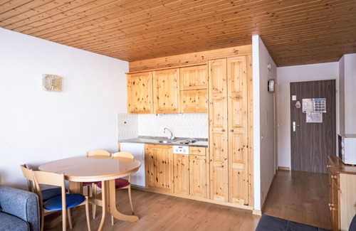 Sion Apartment | Cosy apartment for 4 people with WIFI, pool, TV, balcony and parking