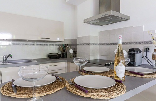 Eze Apartment | Cosy apartment for 4 people with pool, WIFI, TV, terrace and pets allowed