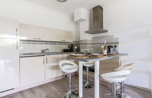 Eze Apartment | Cosy apartment for 4 people with pool, WIFI, TV, terrace and pets allowed