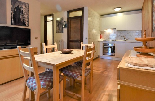 Madonna di Campiglio Apartment | Cosy apartment for 5 guests with WIFI, TV, balcony, pets allowed and parking