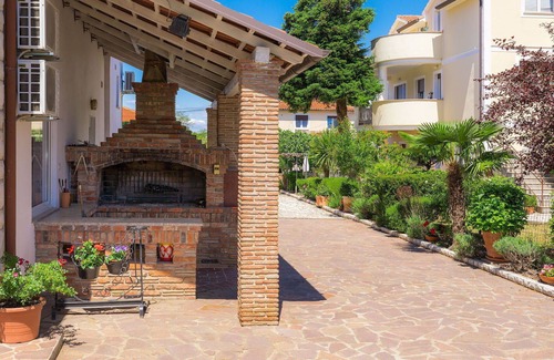 Murine Apartment | Cosy apartment for 5 guests with pool, WIFI, A/C, TV, terrace and parking