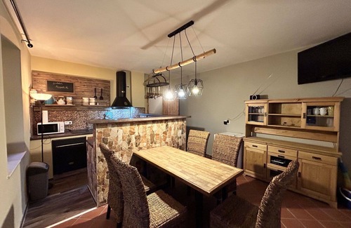 Grossschoenau Apartment | Cosy apartment for 5 people with hot tub, WIFI, TV, patio and pets allowed
