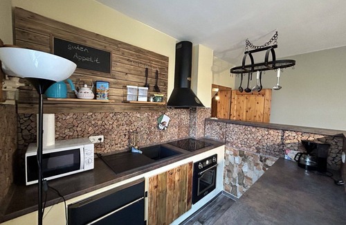 Grossschoenau Apartment | Cosy apartment for 5 people with hot tub, WIFI, TV, patio and pets allowed