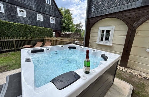 Grossschoenau Apartment | Cosy apartment for 5 people with hot tub, WIFI, TV, patio and pets allowed