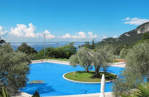 Corno Apartment | Cosy apartment for 5 people with WIFI, pool, TV, terrace and parking