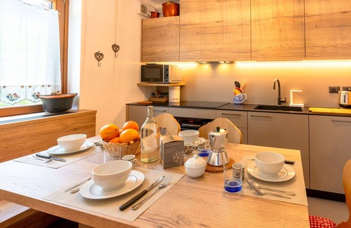 Penia Apartment | Cosy apartment for 6 guests with WIFI, TV, patio, pets allowed and parking