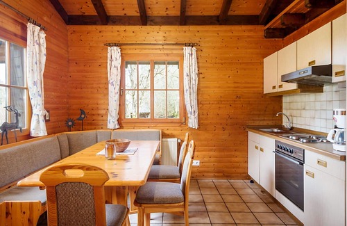 Schoenecken Apartment | Cosy apartment for 6 people with WIFI, TV, patio, pets allowed and parking