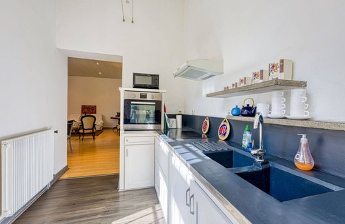 Beziers City Centre Apartment | Cosy apartment for 6 people with WIFI, TV, patio and pets allowed