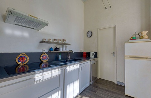 Beziers City Centre Apartment | Cosy apartment for 6 people with WIFI, TV, patio and pets allowed