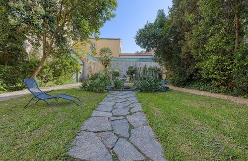 Beziers City Centre Apartment | Cosy apartment for 6 people with WIFI, TV, patio and pets allowed