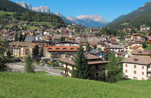 Moena Apartment | Cosy apartment for 6 people with WIFI, hot tub, TV, patio, pets allowed and parking
