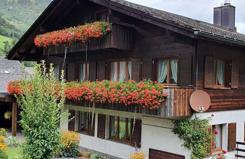 Elm Apartment | Cosy apartment for 7 guests with WIFI, TV, patio, panoramic view and parking