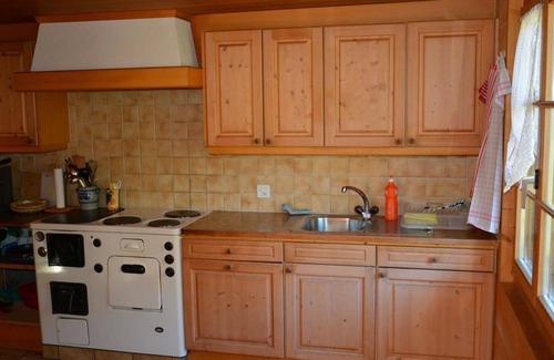 Lauenen Apartment | Cosy apartment for 7 people with WIFI, TV, balcony and pets allowed