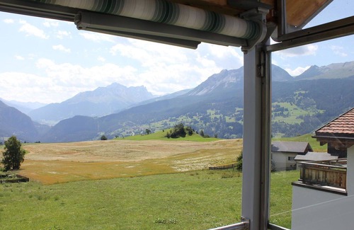 Grisons Apartment | Cosy apartment for 8 people with WIFI, TV and balcony