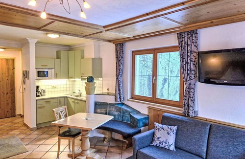Sankt Anton am Arlberg Apartment | Cosy apartment for 2 guests with WIFI, TV, balcony, pets allowed and parking