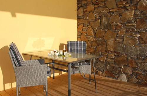 Porto Ronco Apartment | Cosy apartment for 4 guests with WIFI, TV, terrace, pets allowed, panoramic view and parking
