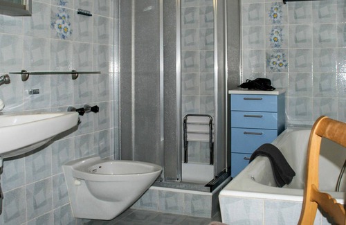 Porto Ronco Apartment | Cosy apartment for 4 guests with WIFI, TV, terrace, pets allowed, panoramic view and parking
