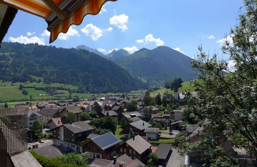 Zweisimmen Apartment | Cosy apartment for 6 people with WIFI, TV, balcony, pets allowed, panoramic view and parking