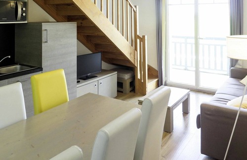 Biscarrosse Plage Apartment | Cosy apartment for 6 people with pool, hot tub, WIFI, TV, terrace, pets allowed and parking